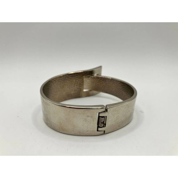 Buckle Shaped Modern Silver-Tone Hinged Bracelet! - Picture 7 of 13